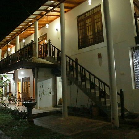 Omee Guest Bed and Breakfast Mirissa Esterno foto