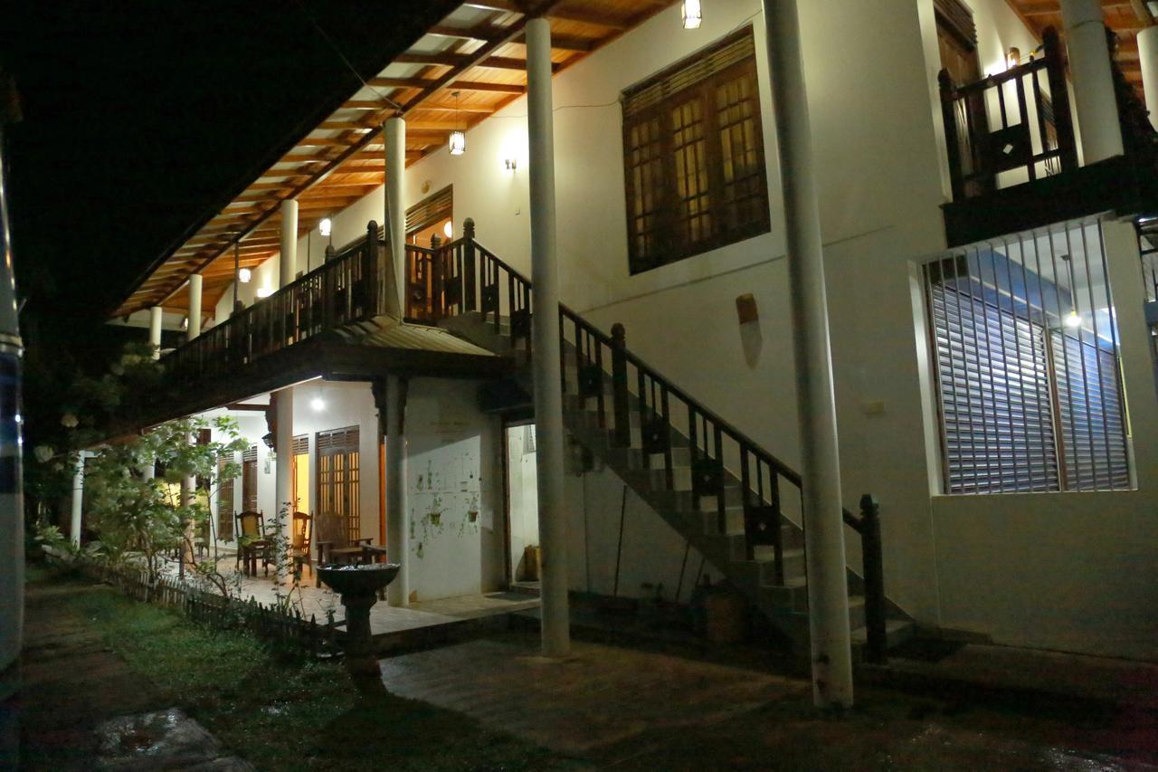 Omee Guest Bed and Breakfast Mirissa Esterno foto