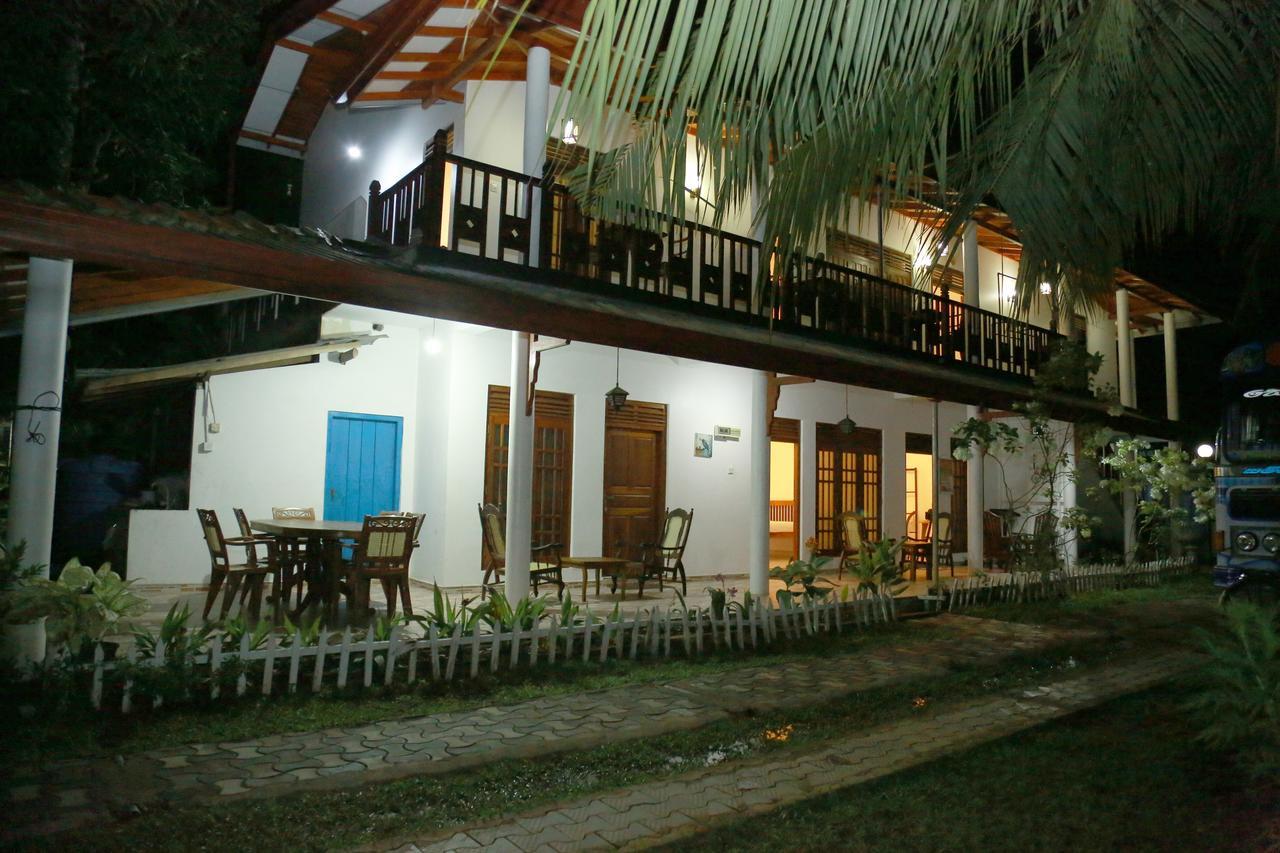 Omee Guest Bed and Breakfast Mirissa Esterno foto