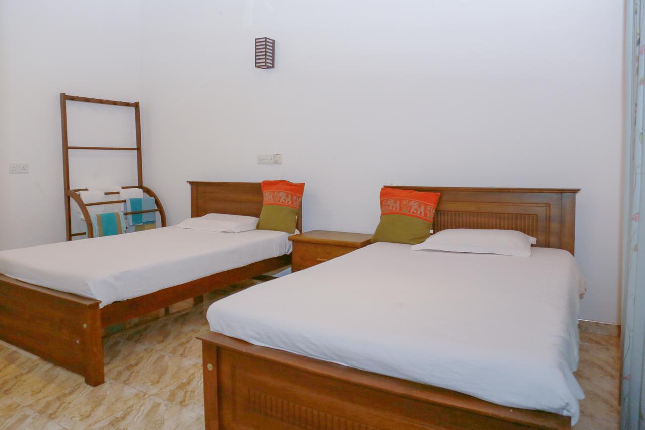 Omee Guest Bed and Breakfast Mirissa Esterno foto