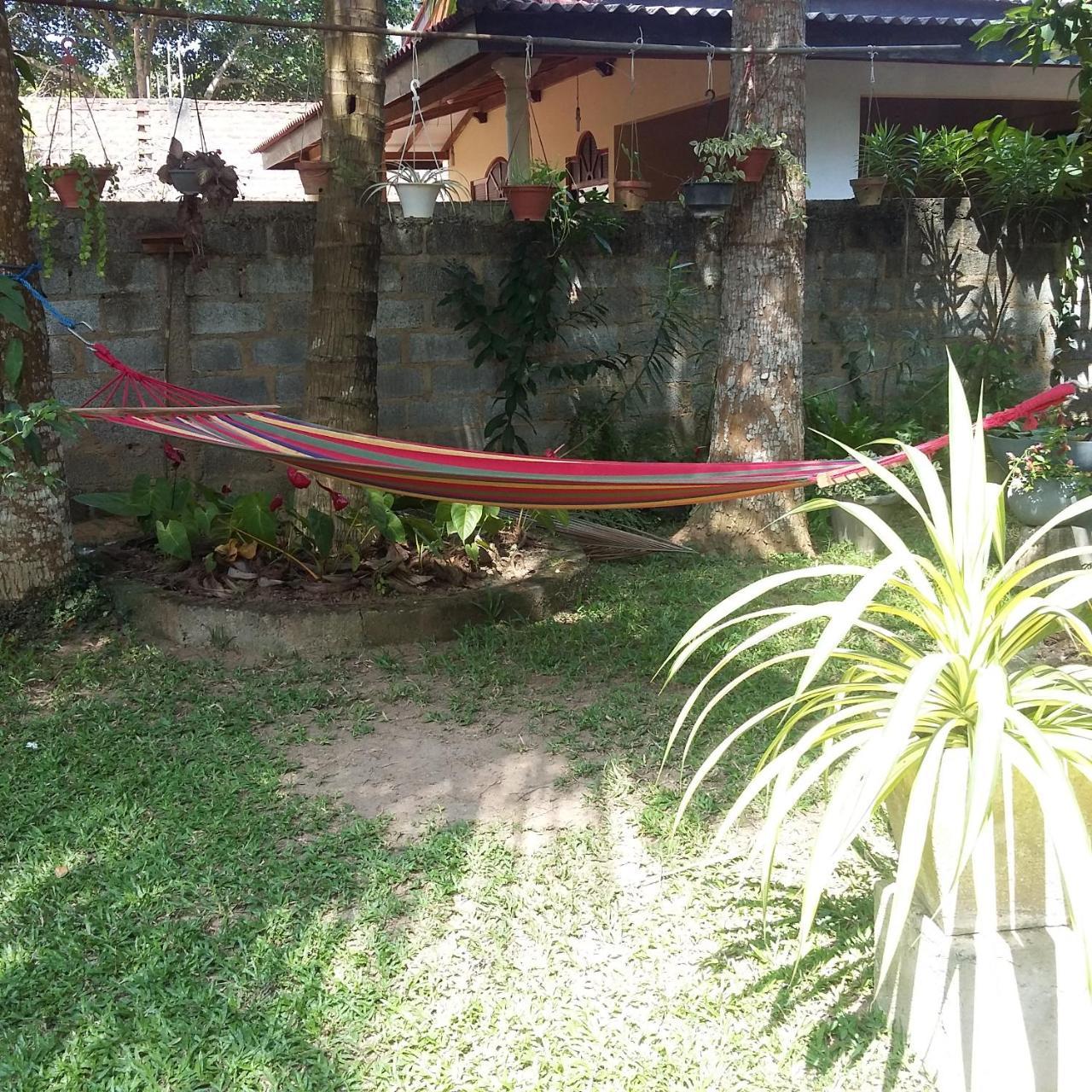 Omee Guest Bed and Breakfast Mirissa Esterno foto